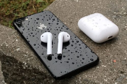 Le cuffie Apple resistenti agli spruzzi di acqua e pioggia.